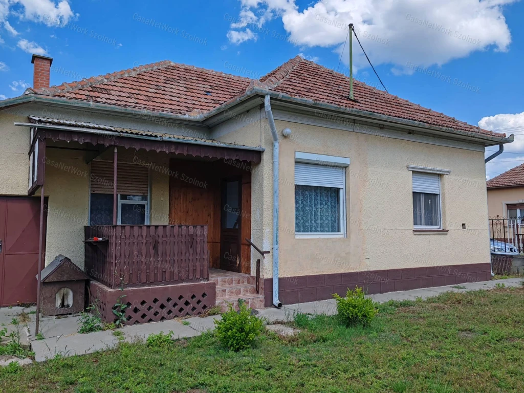 Tiszajenő központi részén 2szobás családi ház eladó!