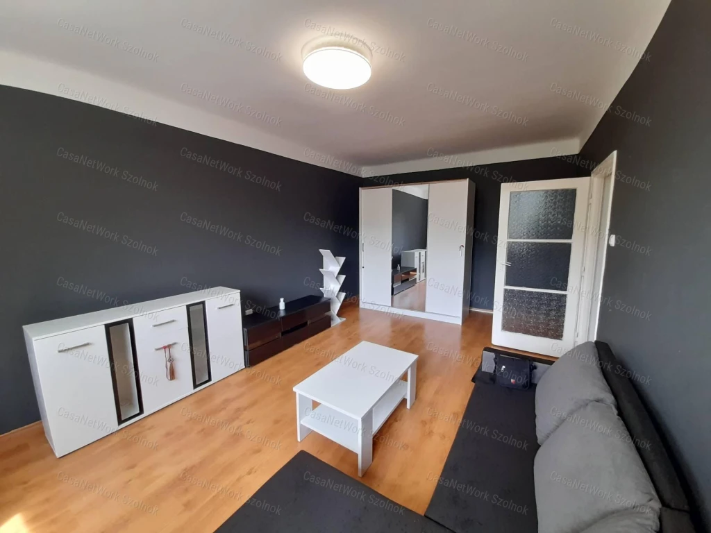 Szolnokon a Tallinn városrészben földszinti lakás kiadó!