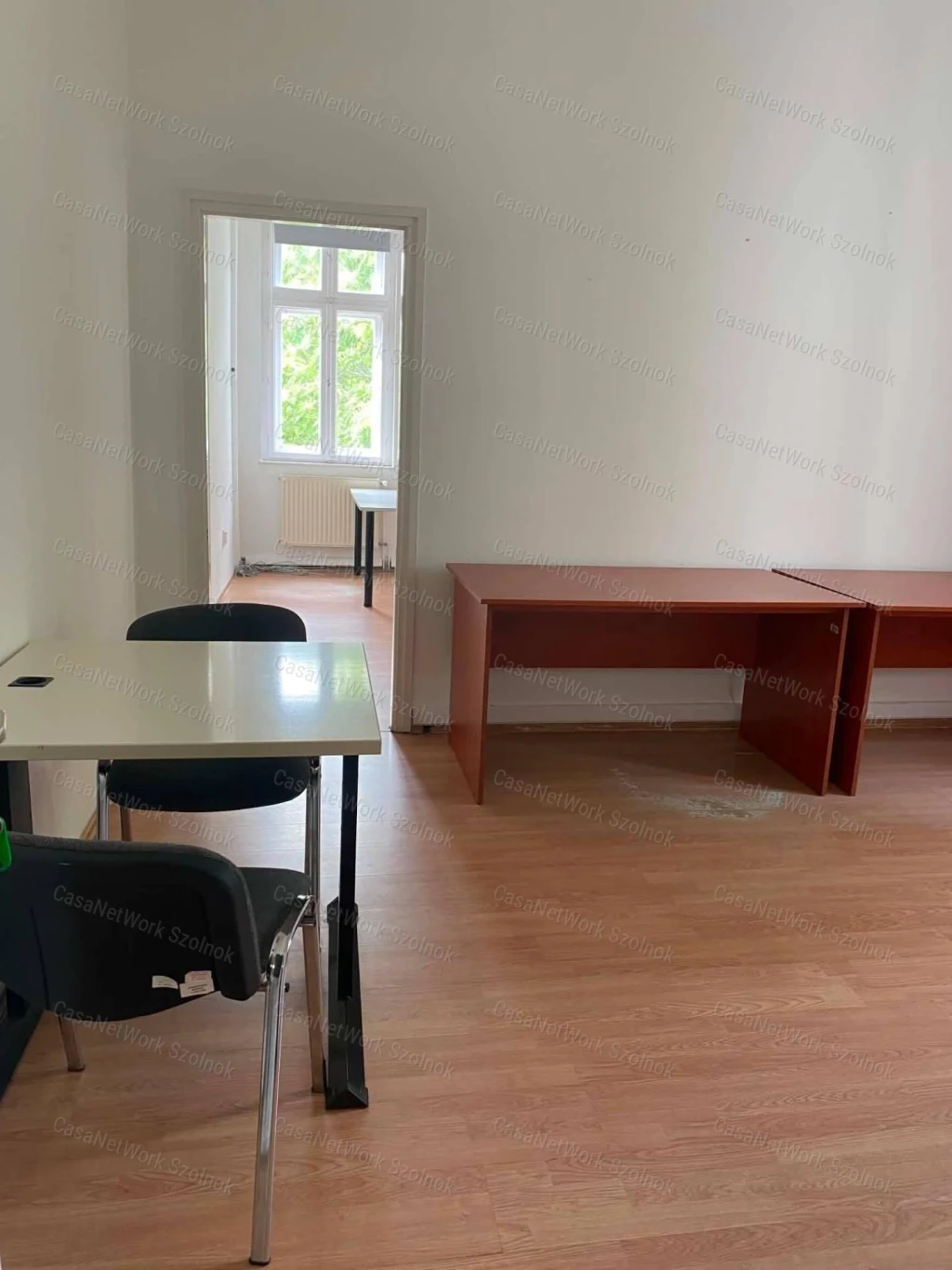 Szolnokon a József A. úton 36 m2-es  irodahelyiség kiaó