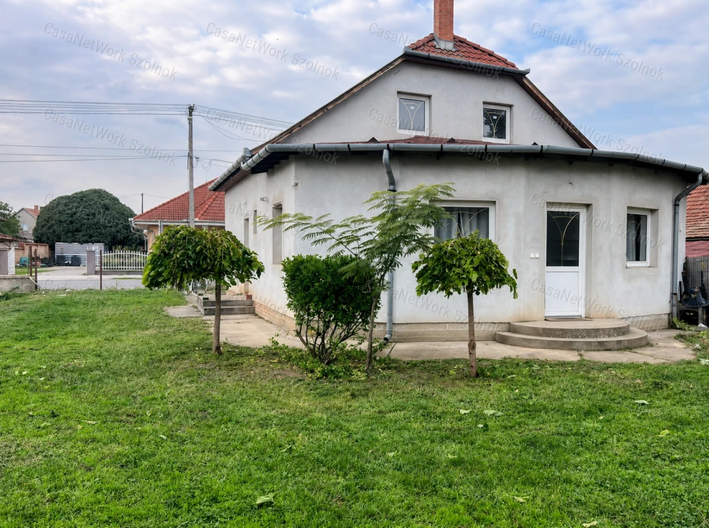Tiszaföldváron Fő út  melletti 3 szoba + nappalis Családi ház Eladó