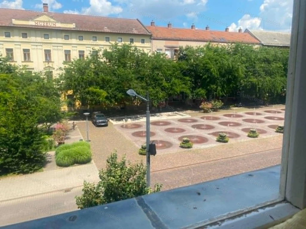 Szolnokon a Kossuth téren 1 szobás lakás eladó!