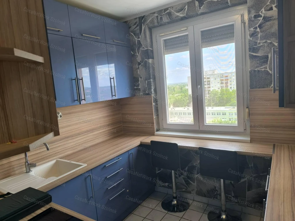 Szolnokon a Széchenyi városrészben 49 m2-es felújított lakás eladó!