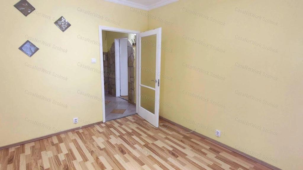 Szolnokon, a Szolnok Ispán körúton földszinti lakás kiadó!