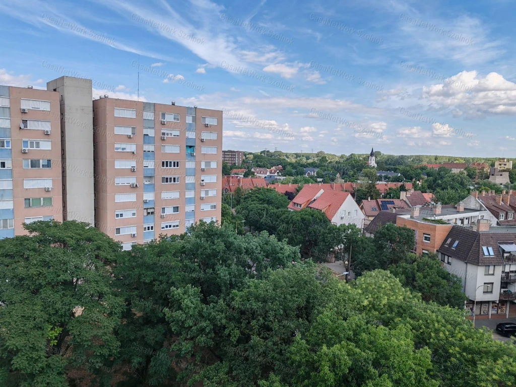 Szolnok belvárosában 1+félszobás panellakás eladó!