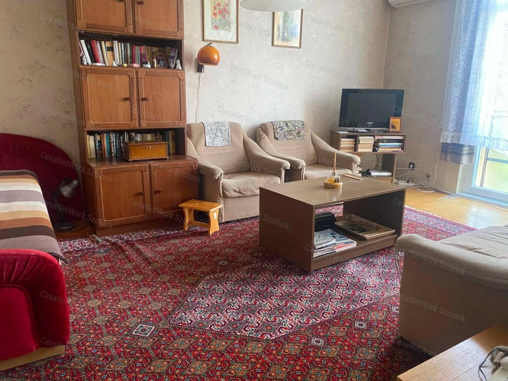 Szolnokon a Városmajor úton 1+2 szobás lakás eladó
