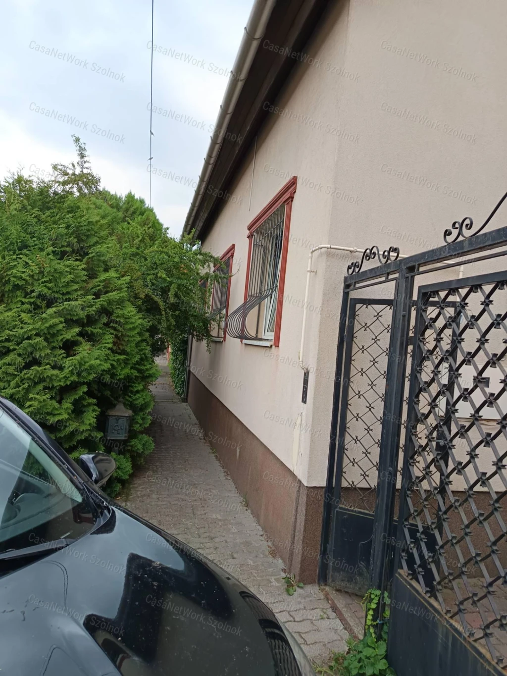 Eladó családi ház, védett zsákutcában