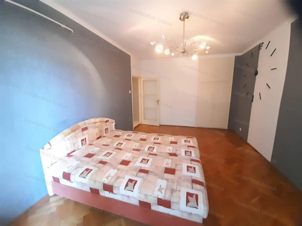 Szolnokon helyes kis lakás eladó!