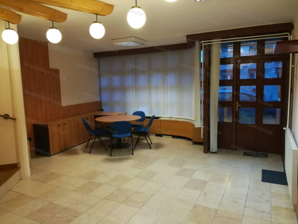 Eladó Szolnok Mária úton egy 212 m2 alapterületű utcafronti üzlet