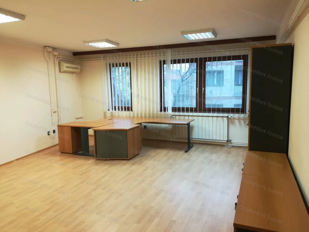 Eladó Szolnok Mária úton egy 212 m2 alapterületű iroda