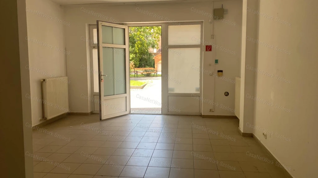 Szolnokon a Tófenék úton 30 m2-es üzlethelyiség kiadó