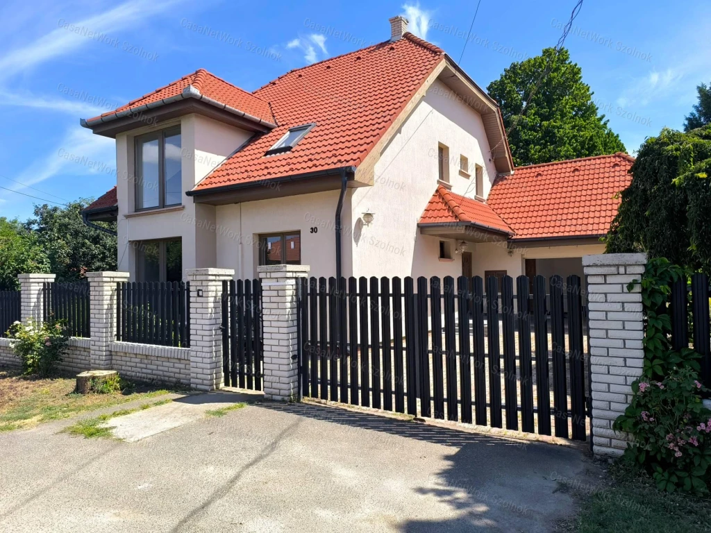Rákóczifalvai 132 m2-es feljújított családi ház eladó!