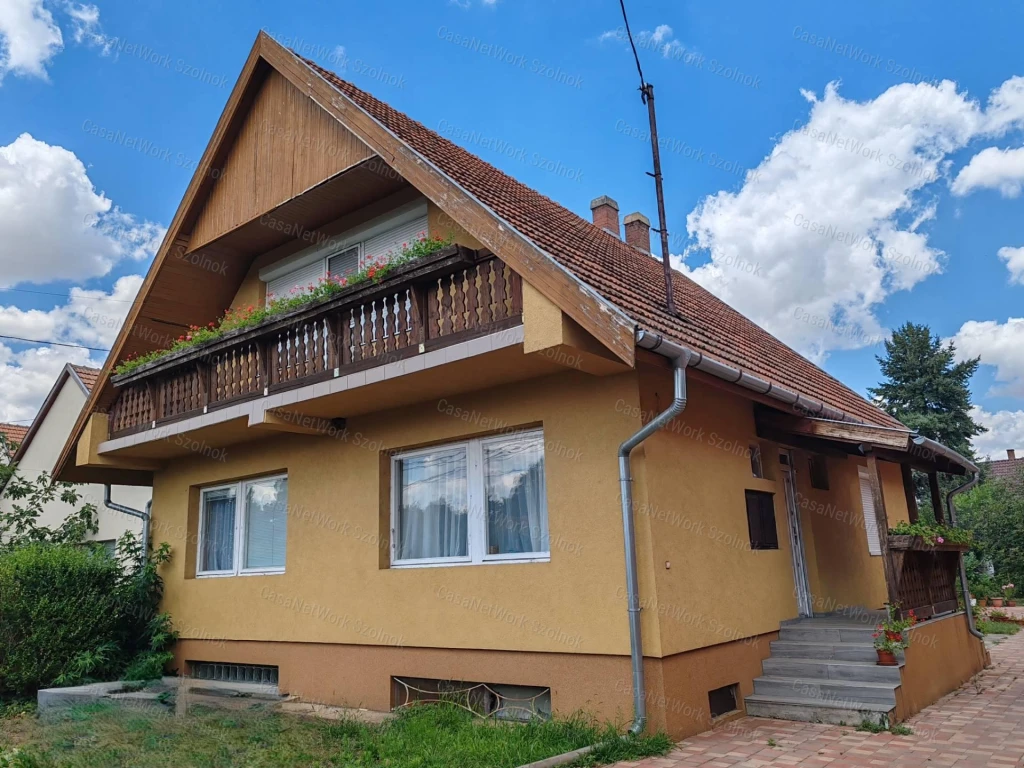 Felújított, tágas családi ház eladó Szolnok-Szandaszőlősön!