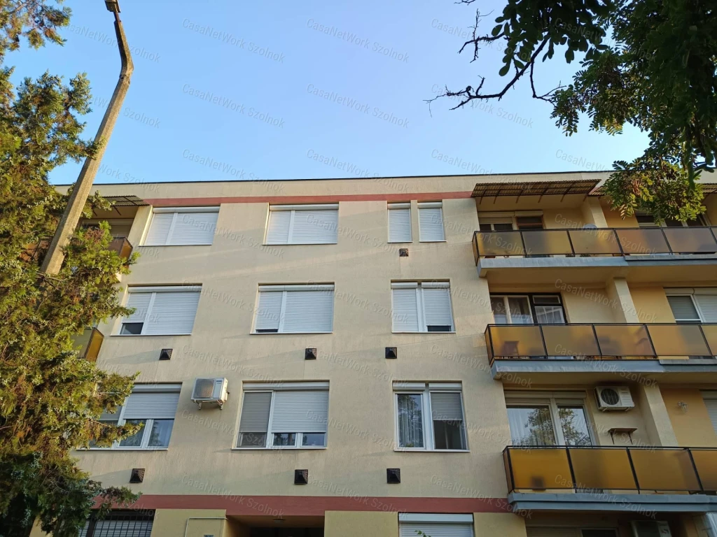 Belvárosi, felújítás alatt álló lakás eladó