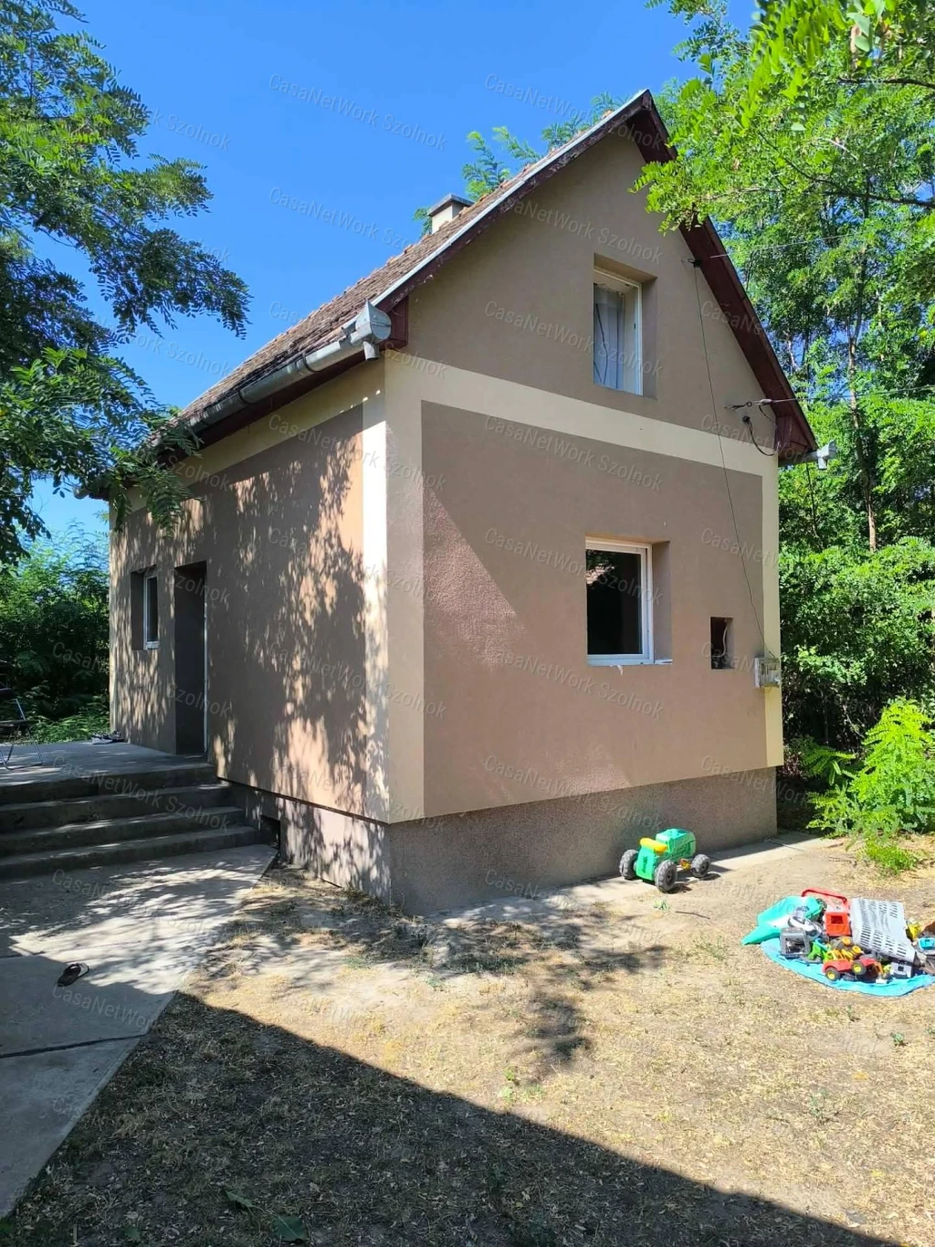 Tiszaföldvár, Óvirághegy II. úton 2 szintes felújított ház eladó