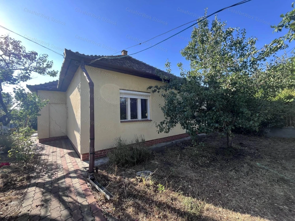 Eladó 4 szobás családi ház, sarki telken, garázzsal Szolnokon