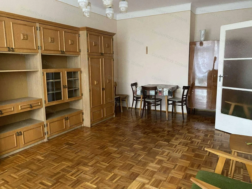 Szolnokon a Szántó krt-on 1 emeleti lakás eladó!