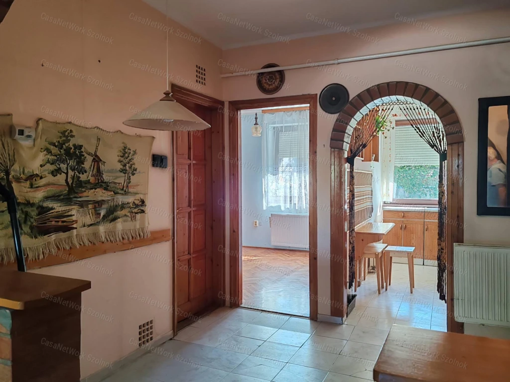 Eladó Szolnokon egy belvárosközeli 1.emeleti, 66 nm-es lakás!