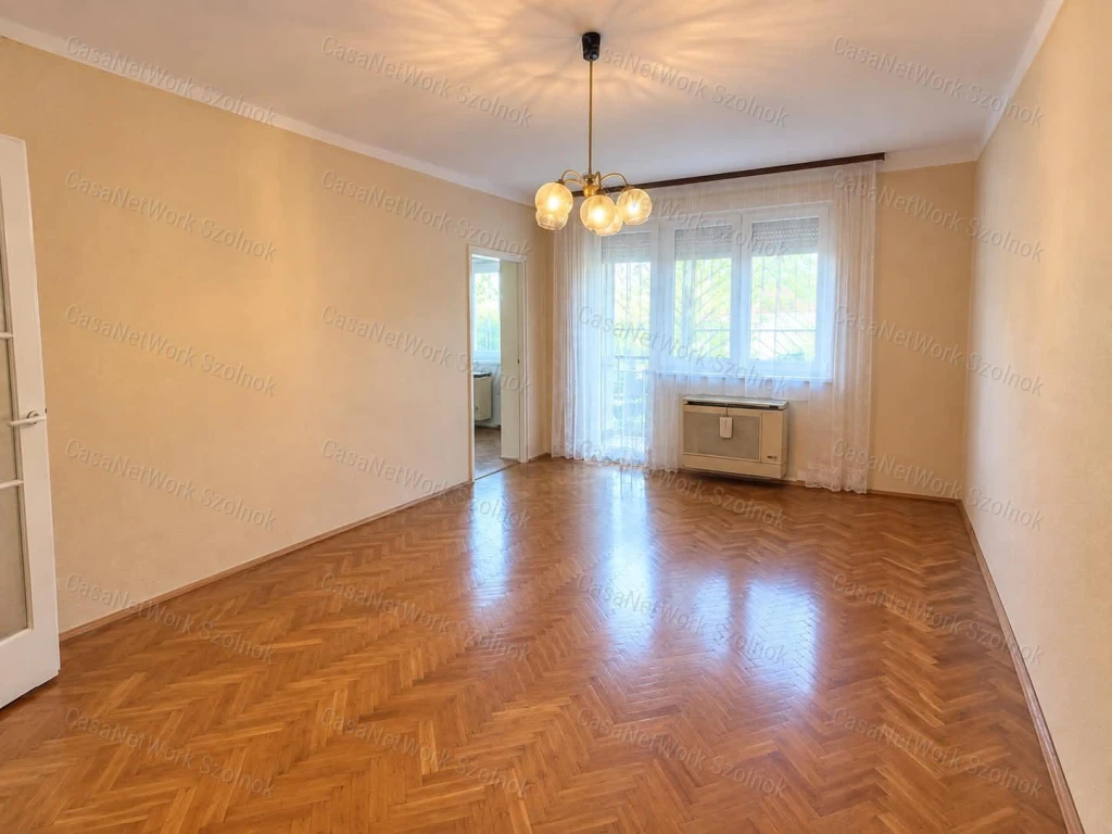 SZOLNOKON MAGASFÖLDSZINTI TÉGLALAKÁS ELADÓ!