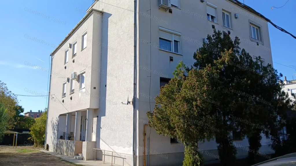 Eladó Martfű központjában egy egy szobás 33 m2- es földszinti lakás.