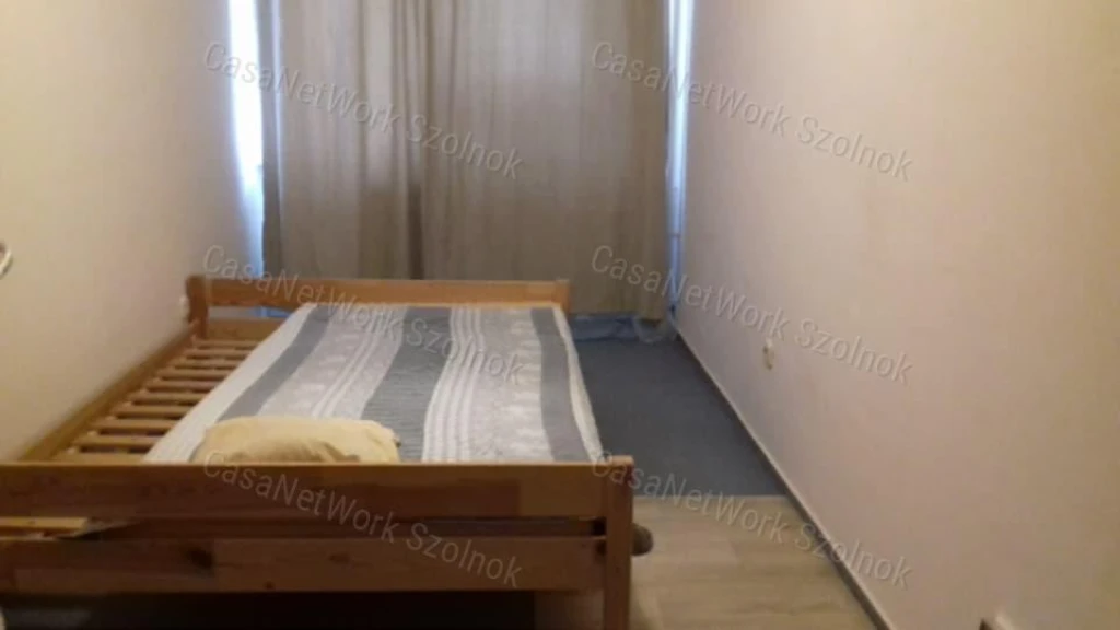 Szolnokon a Bajcsy Zs úton 2 szobás lakás kiadó!