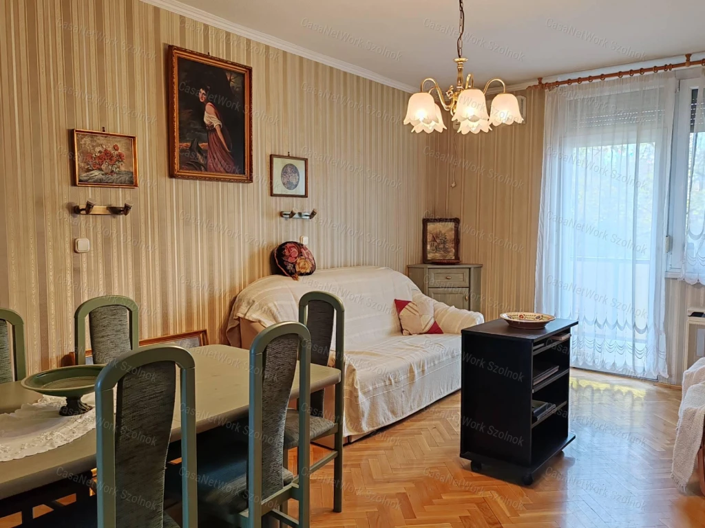 Eladó Szolnokon, a Széchenyi utcában egy 1.emeleti, 3 szobás lakás!