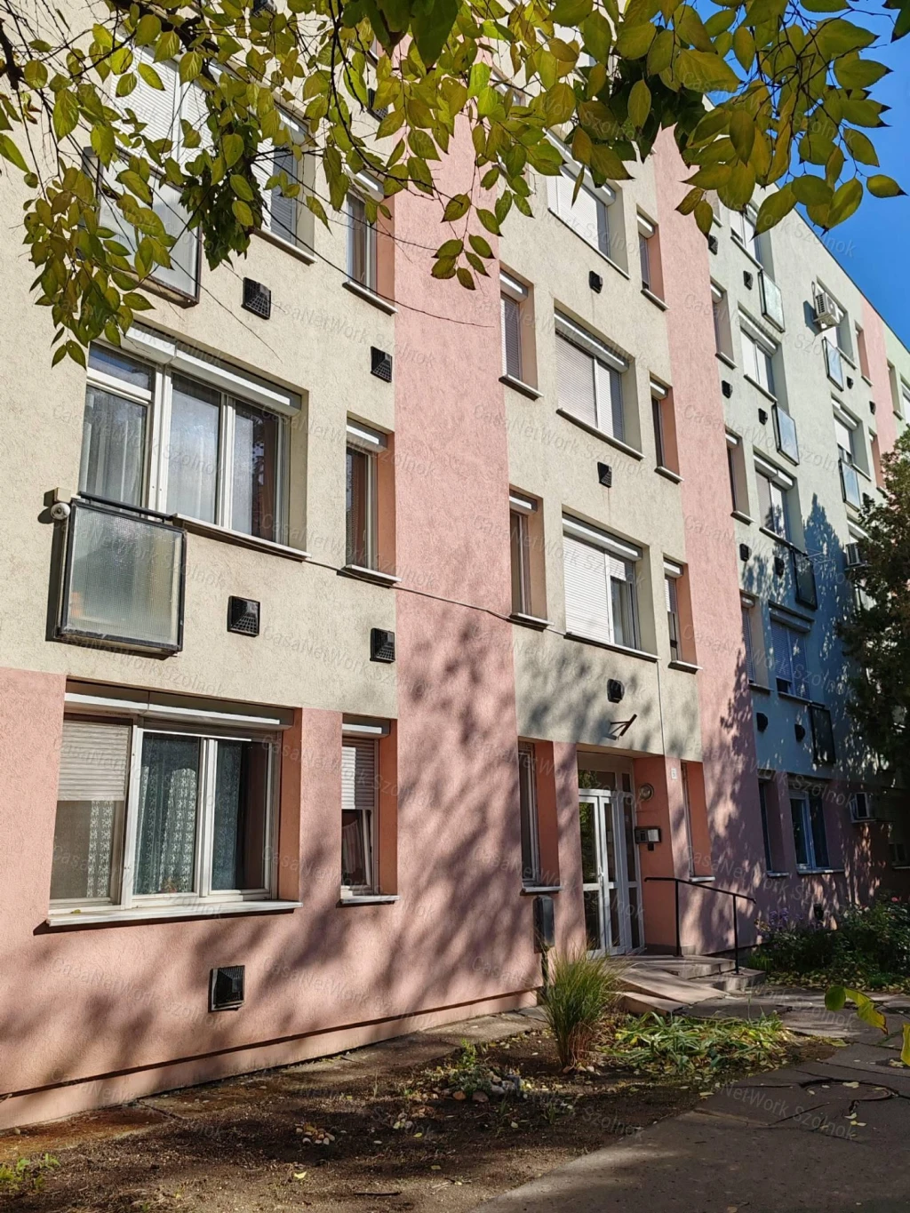 Eladó Szolnok belvárosában egy 1+félszobás földszinti lakás!