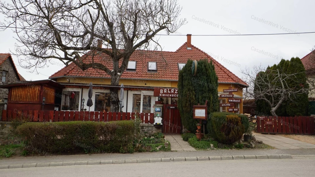 Tihanyban a belső tóra panorámás,  családi ház és vendéglő eladó.