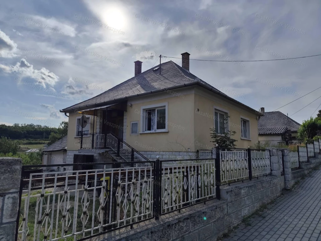 Eplényben felújítandó családi ház eladó!