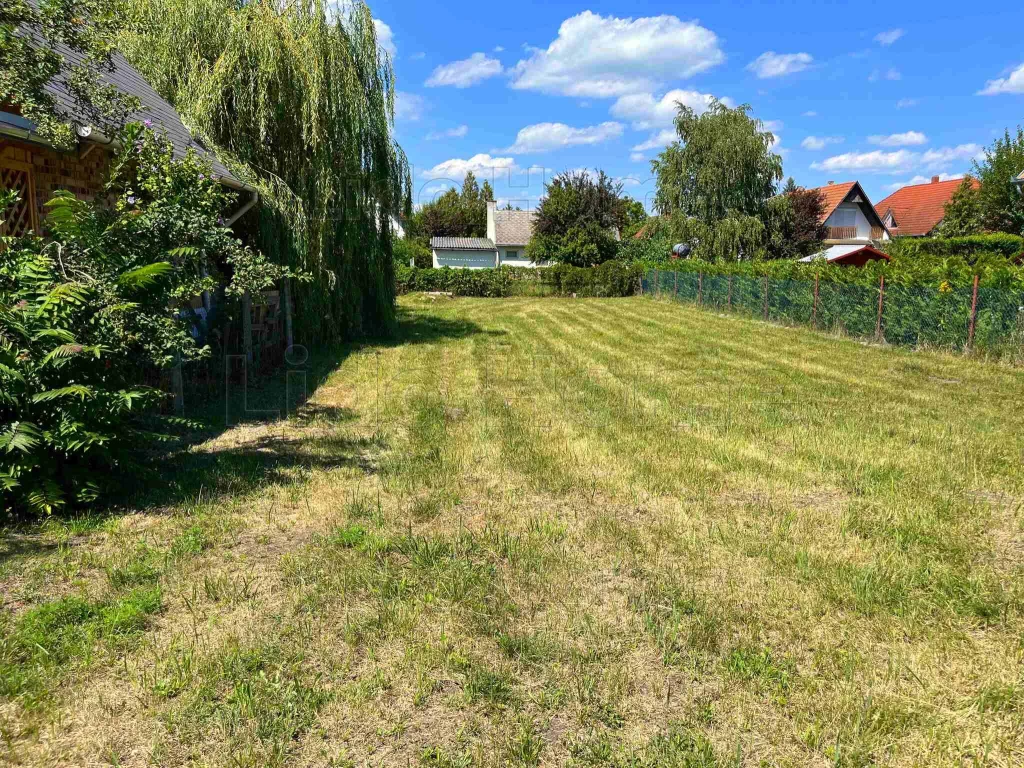 Eladó vízközeli lakóövezeti építési telek