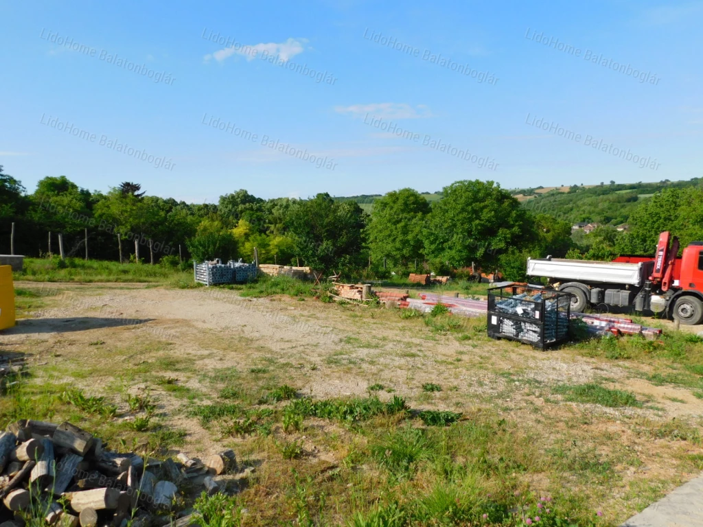 Eladó: TÜZÉP 1 HA területen, 340 m2 épületekkel!