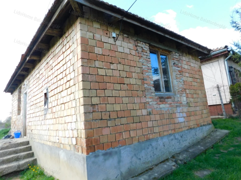 Szép telekkel kis téglaház!
