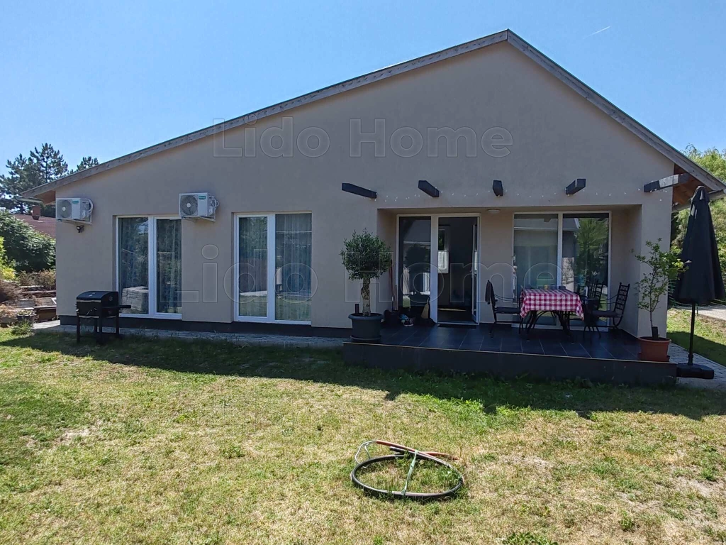 Eladó családi ház Balatonfenyvesen!