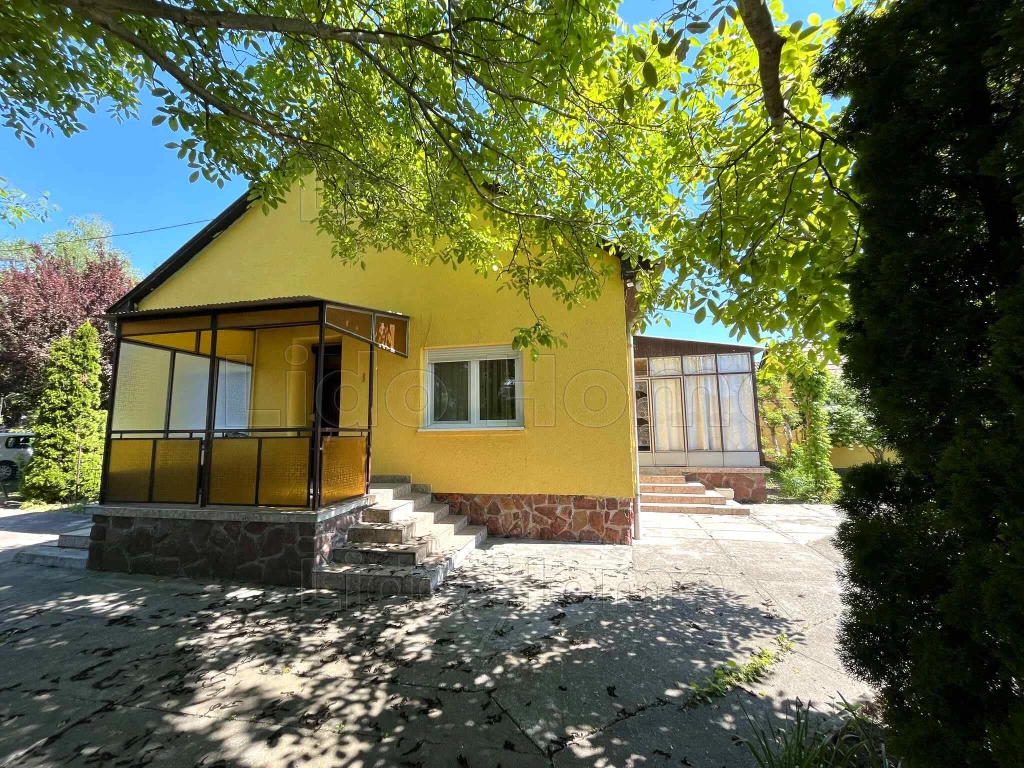 Balatonfenyvesen 110 m2-es jó állapotú családi ház