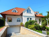 Egyedi tervezésű, kiváló állapotú, vízközeli lakóház, Balatonlellén!