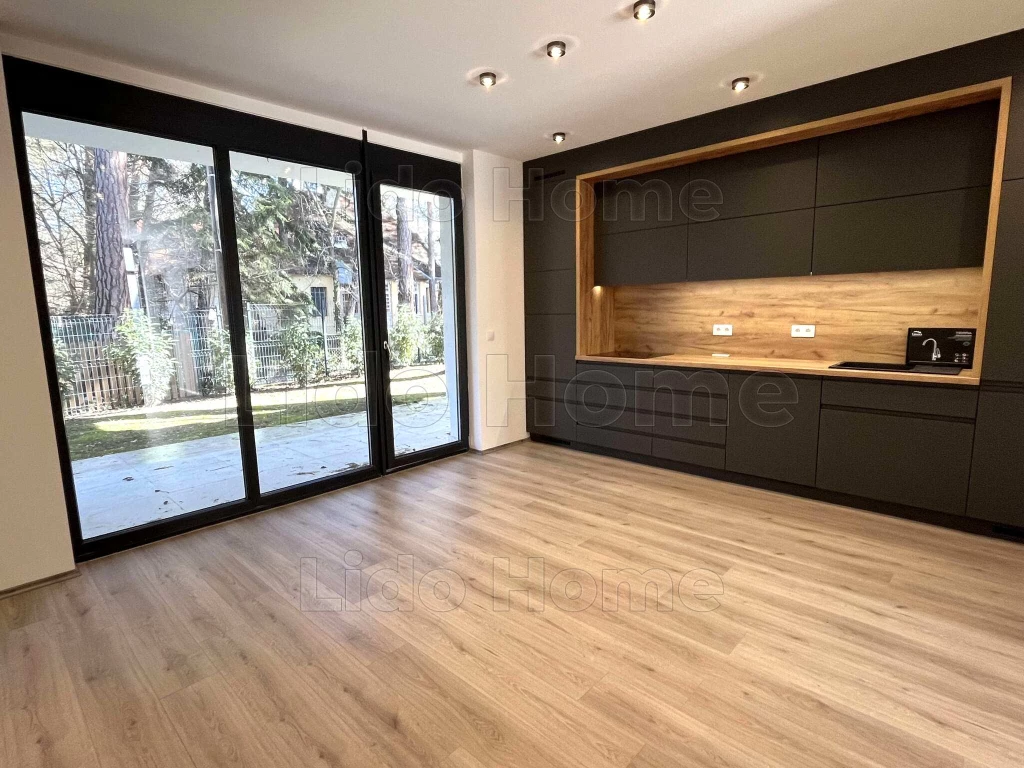 Balatonfenyves idilli, ősfás részén vízközeli új építésű fszt-i nyaraló