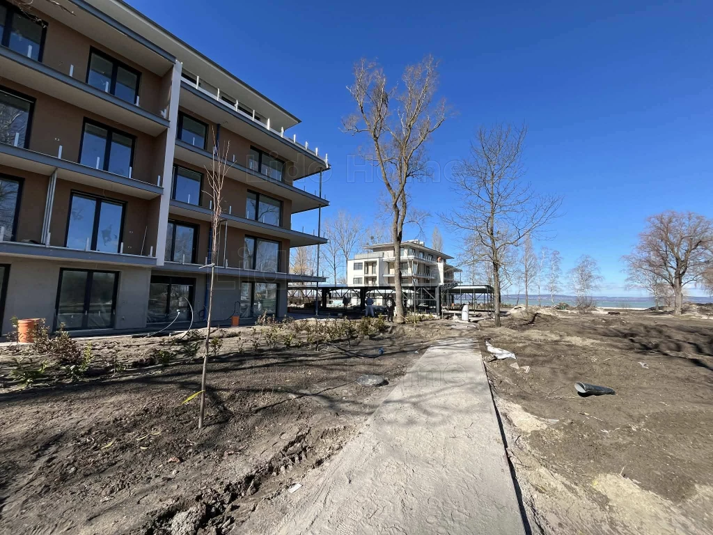 Eladó közvetlen vízparti prémium lakások Balatonszemesen!