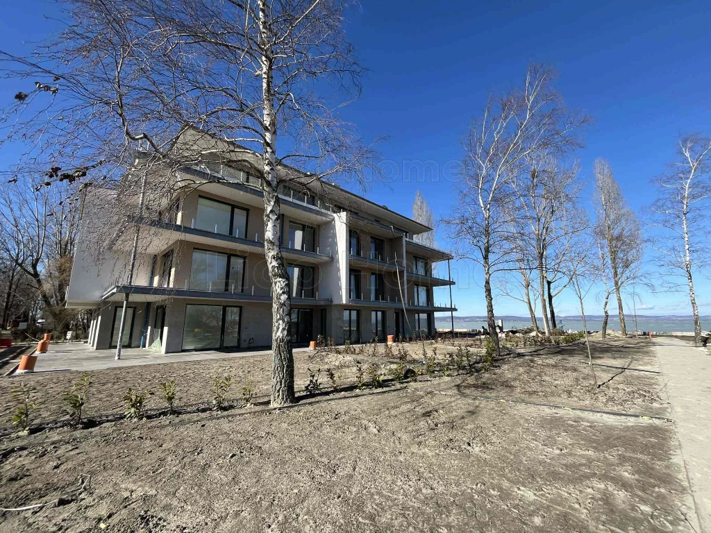 Eladó közvetlen vízparti prémium lakások Balatonszemesen!