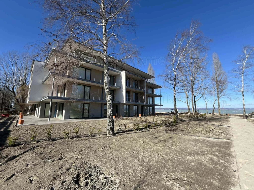 Eladó közvetlen vízparti prémium lakások Balatonszemesen!