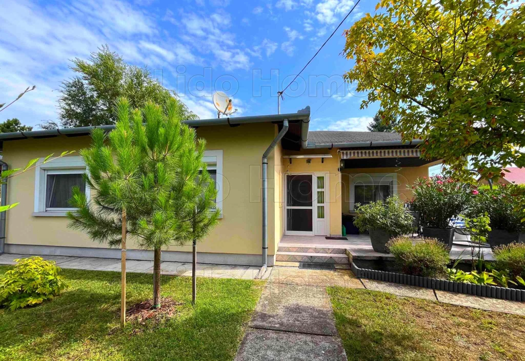 Balatonfenyvesen kiváló állapotú,egyszintes lakóház