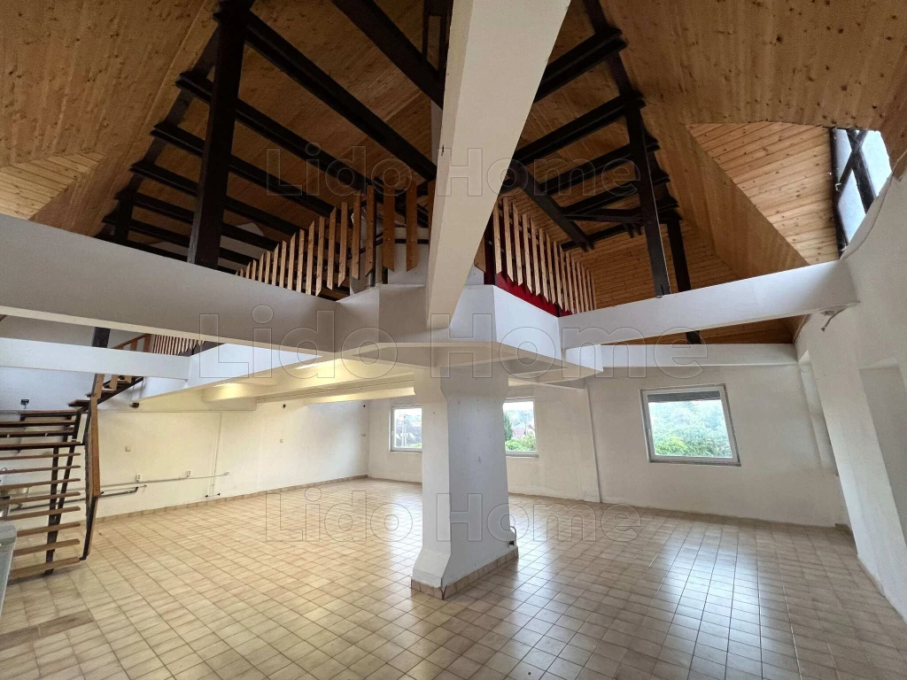 Eladó galériás üzlethelyiség Balatonlellén!