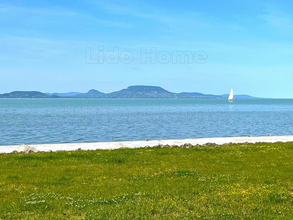 Balatonmáriafürdőn vízparti exluzív lakás!