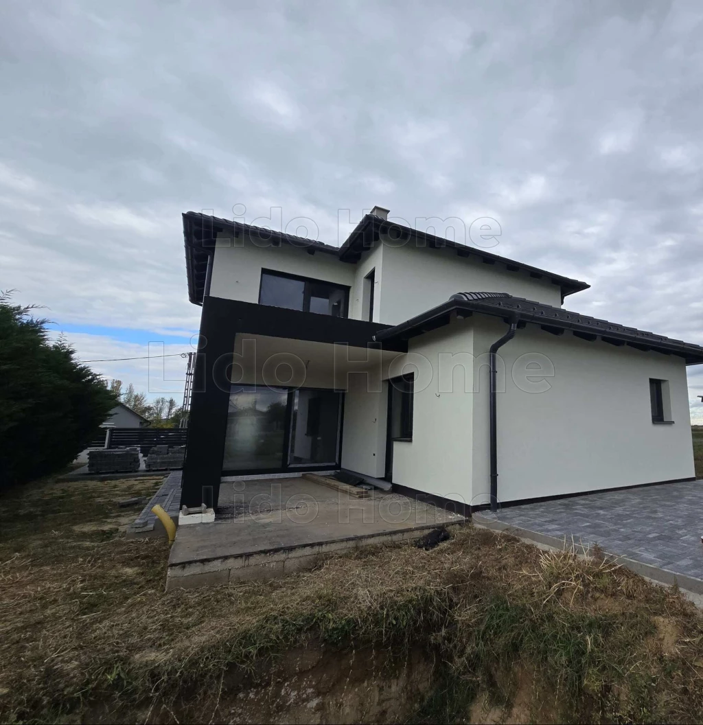 LUXUS CSALÁDI HÁZ ELADÓ BUZSÁKON