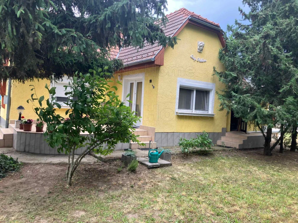 LÁTRÁNYBAN CSALÁDI HÁZ ELADÓ