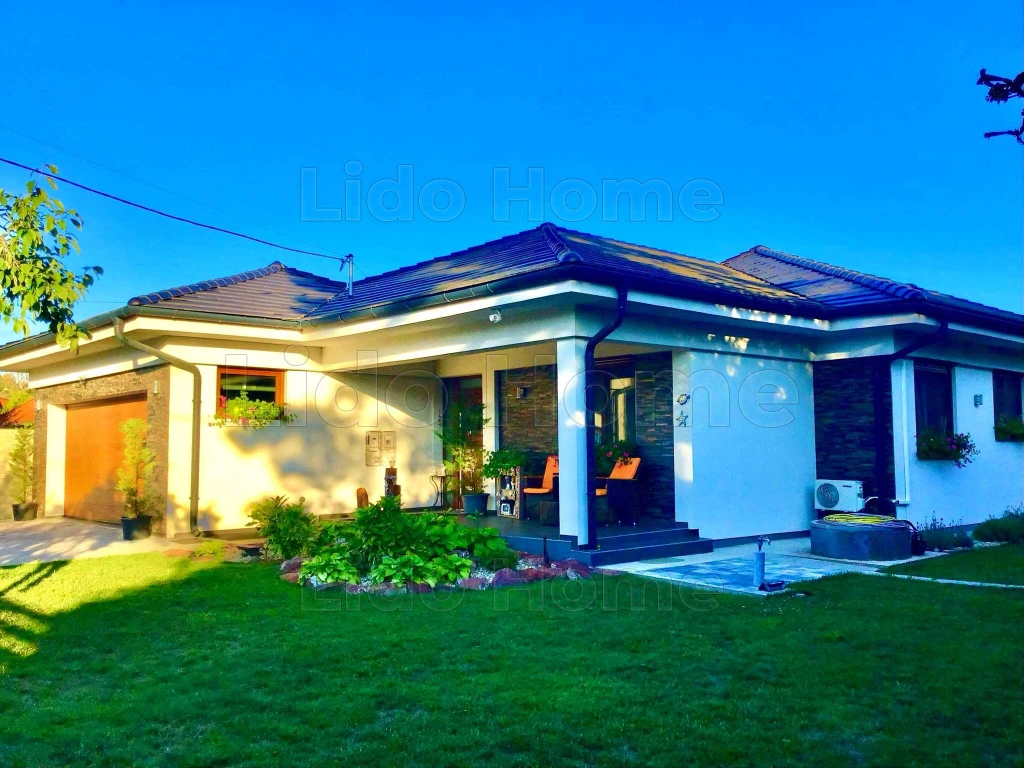 Balatonfenyvesen modern, luxus családi ház vízközelben