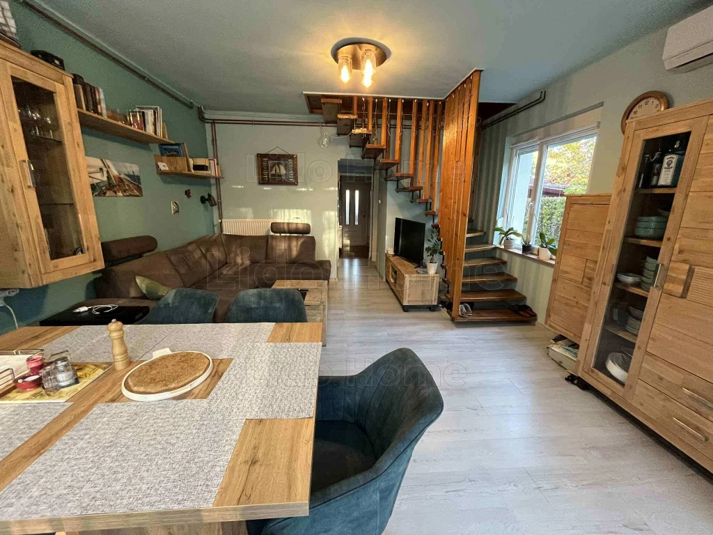 Eladó felújított vízközeli nyaraló Balatonfenyvesen!