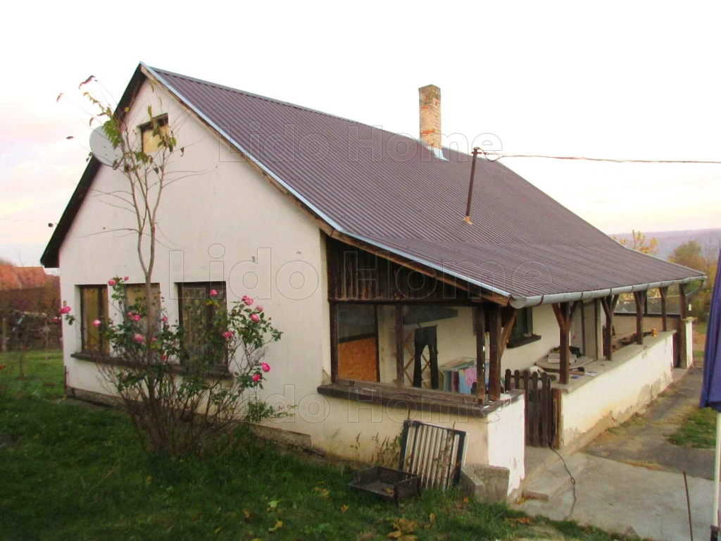 Lakóház terasszal!