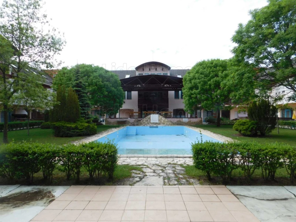 Eladó 1. emeleti téglalakás!