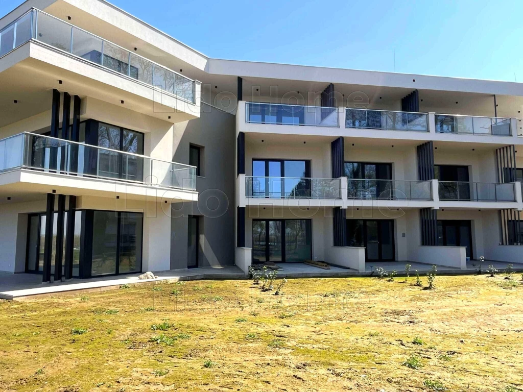 Balatonfenyvesen minőségi ÚJ építésű vízparti Társasházban földszinti lakás