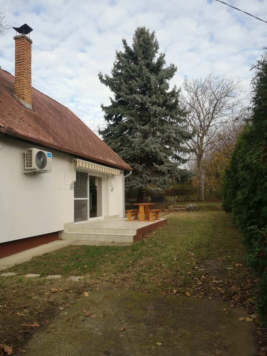 Balatonszemesen kiváló állapotú nyaraló eladó