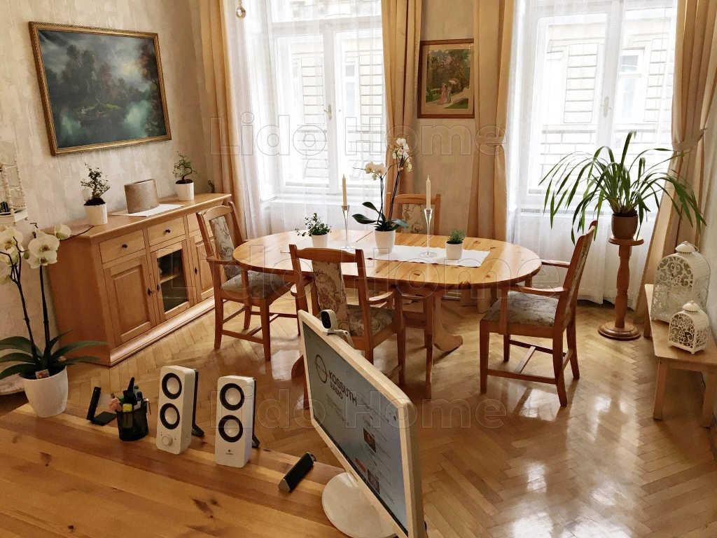 Eladó nagypolgári téglalakás Budapest VII. kerületében